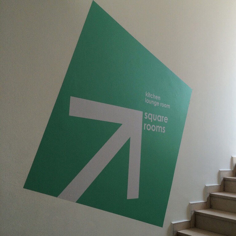 Adesivo su parete grande formato